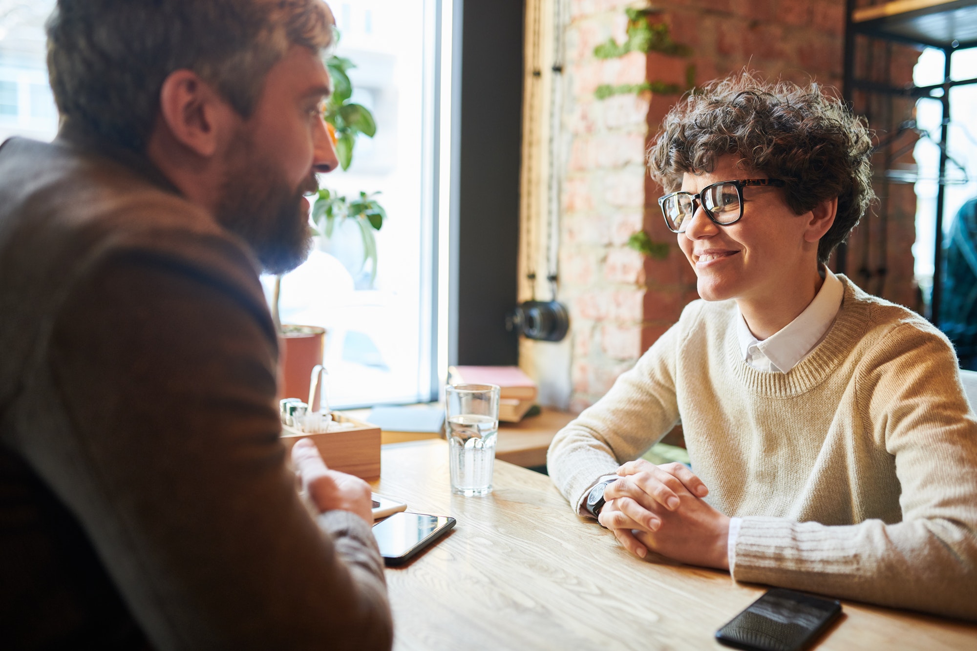 Conversation in cafe